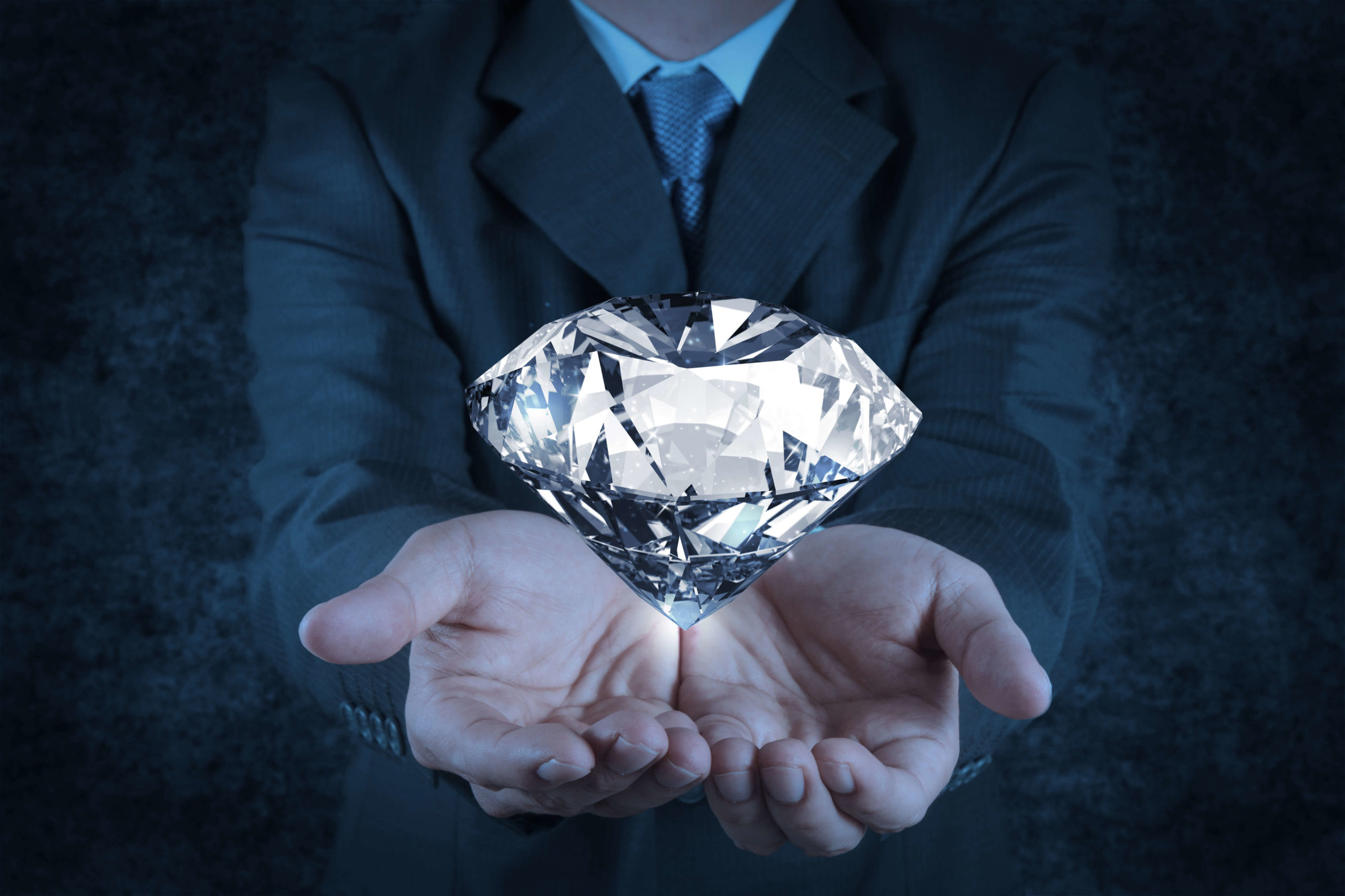 Жизнь бриллианта. Алмаз в руке. Человек Алмаз.